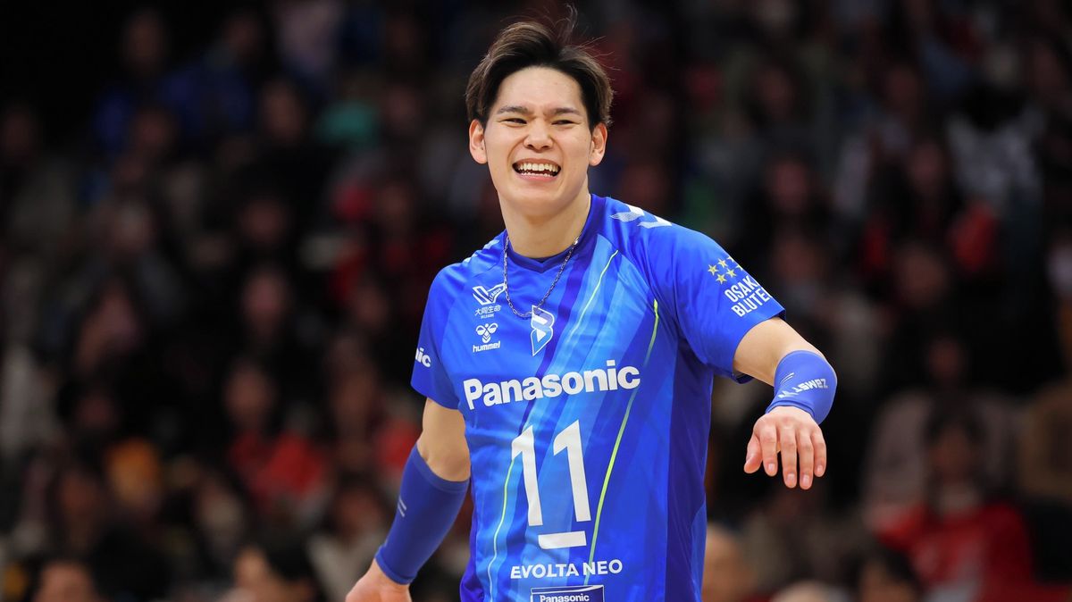 Velkolepá omluva japonského volejbalisty. Po trefě do rozhodčí se klouzal po hřišti